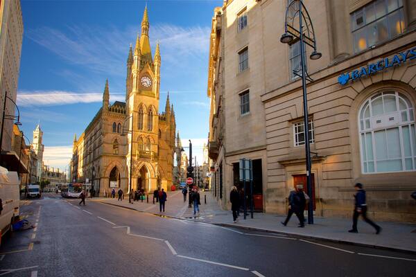 Wool Exchange das einen Straßenszenen, historische Architektur und Kirche oder Kathedrale