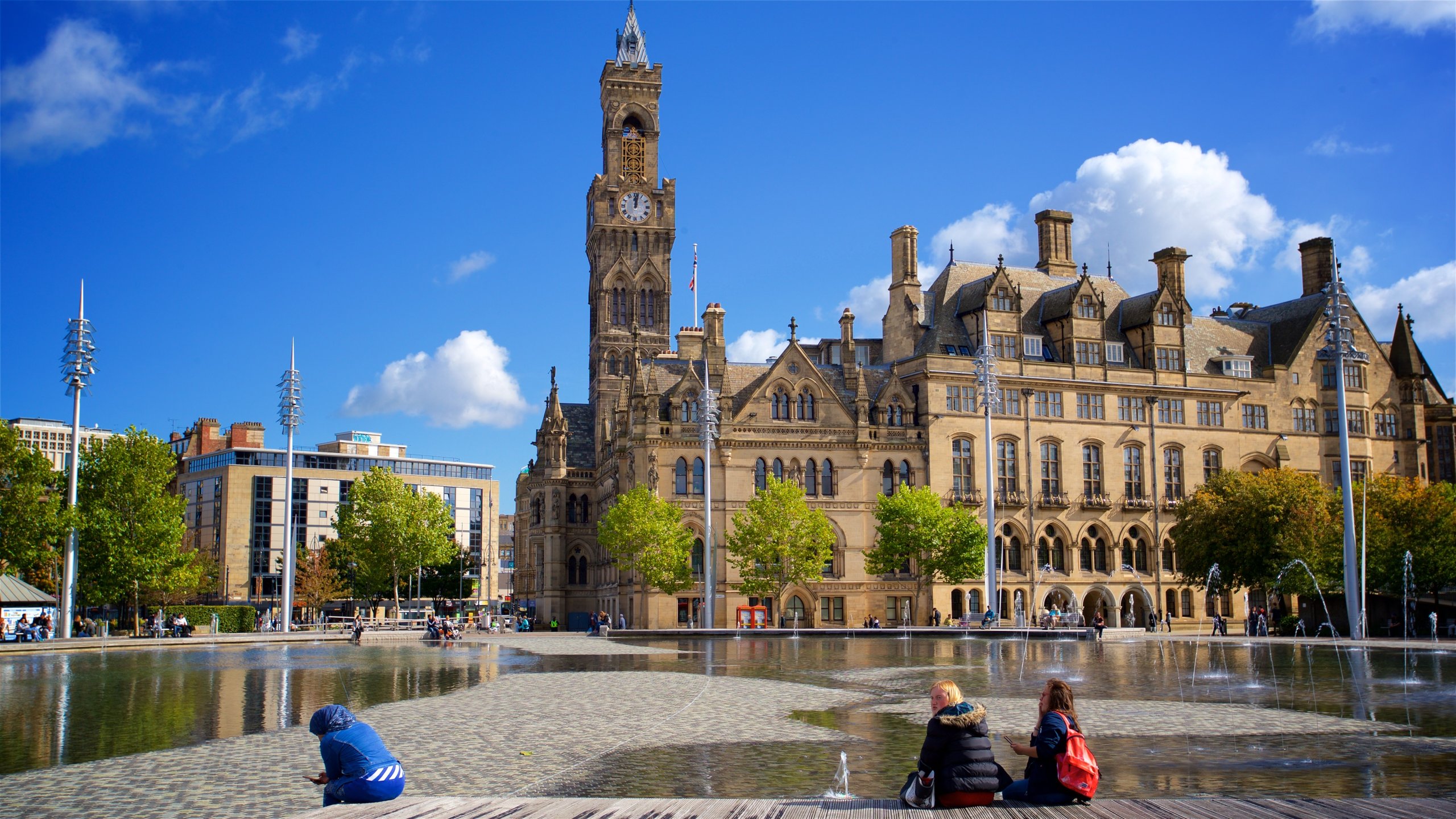 Bradford City Park che include architettura d\'epoca e fontana cosi come coppia