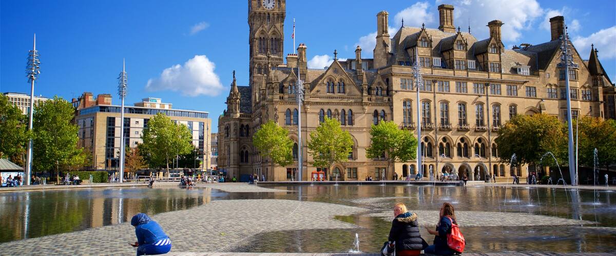 Parque municipal de Bradford que incluye una fuente y patrimonio de arquitectura y también una pareja