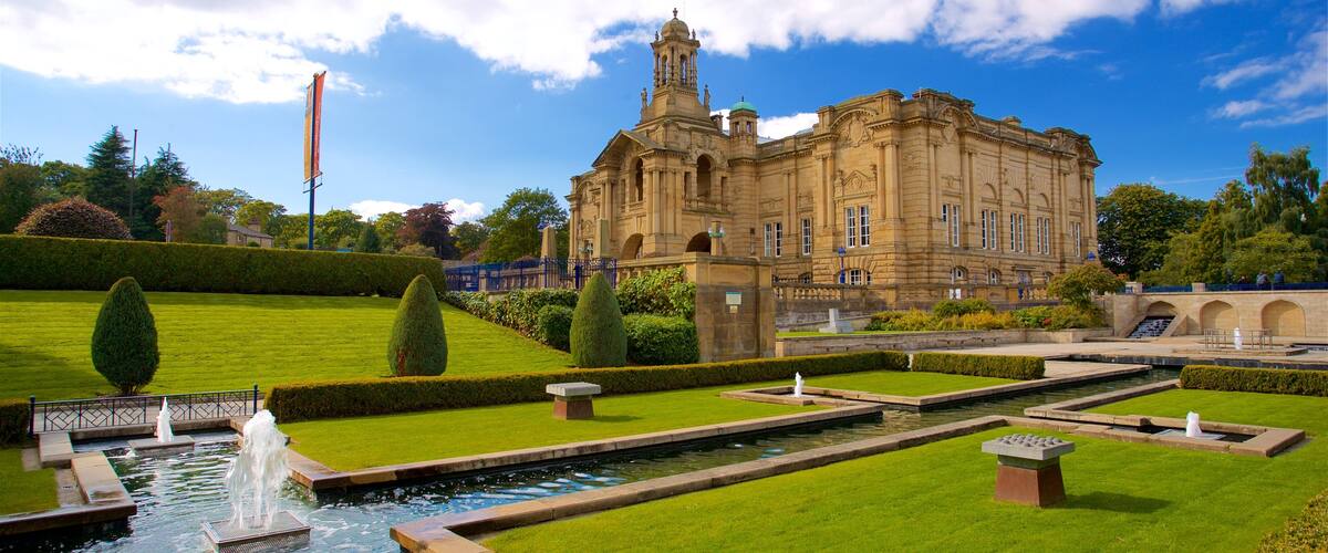 Cartwright Hall Art Gallery showing a park, heritage architecture and a fountain