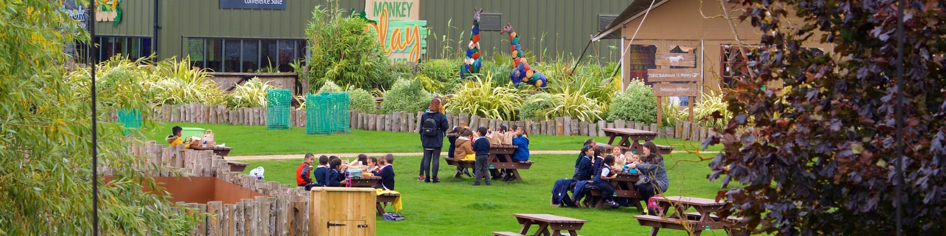 Yorkshire Wildlife Park welches beinhaltet Park sowie kleine Menschengruppe