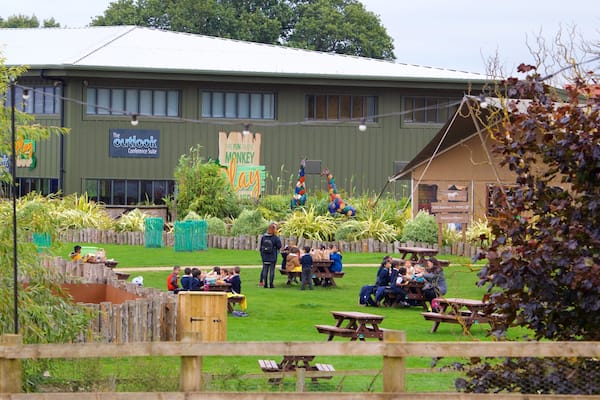 Yorkshire Wildlife Park welches beinhaltet Park sowie kleine Menschengruppe