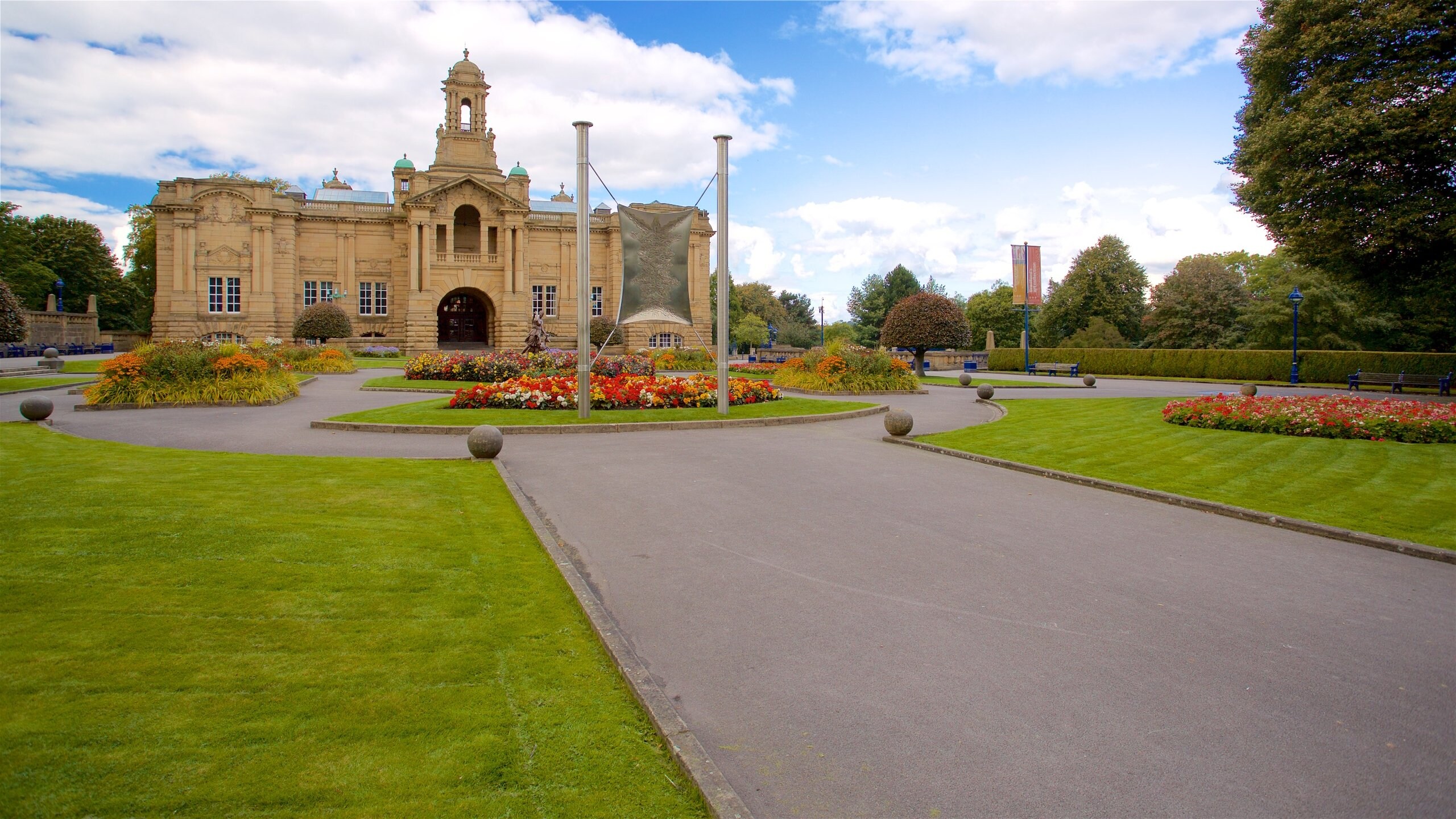 Cartwright Hall Art Gallery, Bradford holiday from AU 82