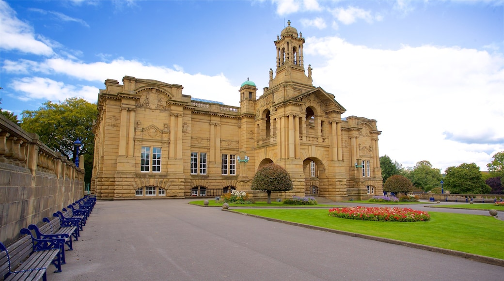 Cartwright Hall Art Gallery che include architettura d\'epoca e fiori