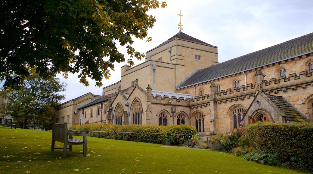 Catedral de Bradford ofreciendo patrimonio de arquitectura y un parque
