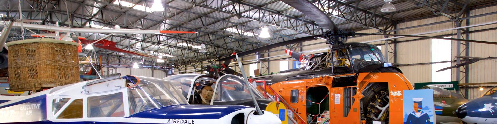 Musée de l\'aviation South Yorkshire Aircraft Museum montrant avion et vues intérieures