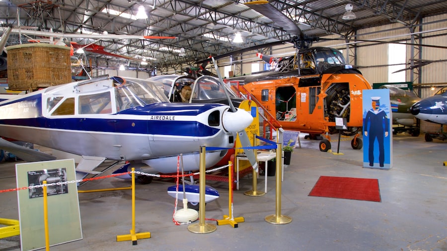 Museo de aeronaves de Yorkshire Sur que incluye vistas de interior y aviación