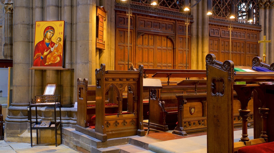 Doncaster Minster que inclui vistas internas, arte e uma igreja ou catedral