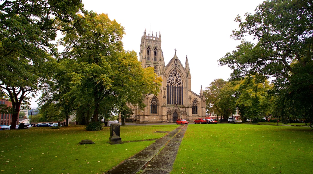 Doncaster Minster caracterizando um parque, uma igreja ou catedral e arquitetura de patrimĂŽnio