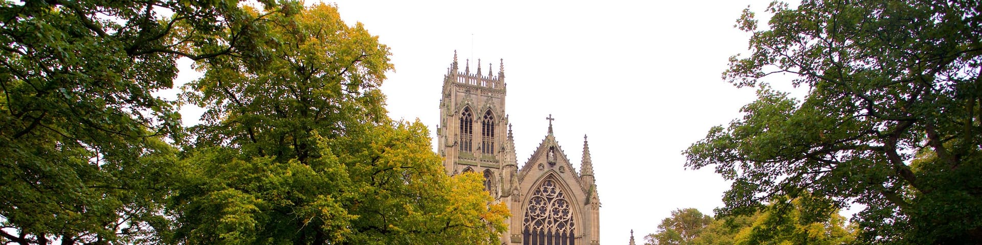 Doncaster Minster mit einem Park, Kirche oder Kathedrale und historische Architektur