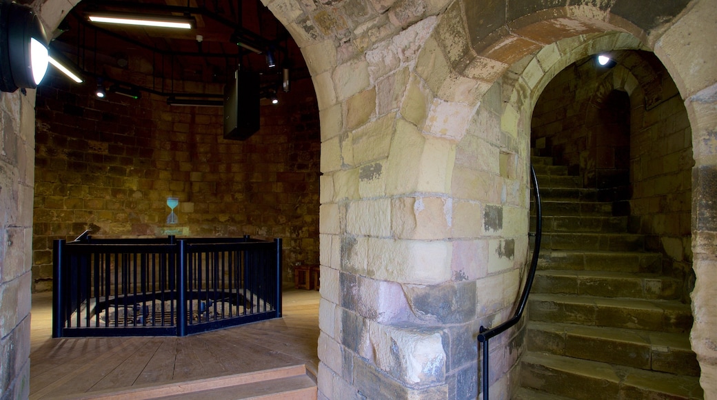 Castillo de Conisbrough mostrando elementos del patrimonio y vistas interiores