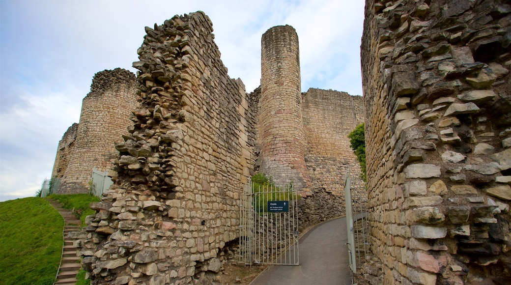 Castillo de Conisbrough que incluye ruinas de edificios