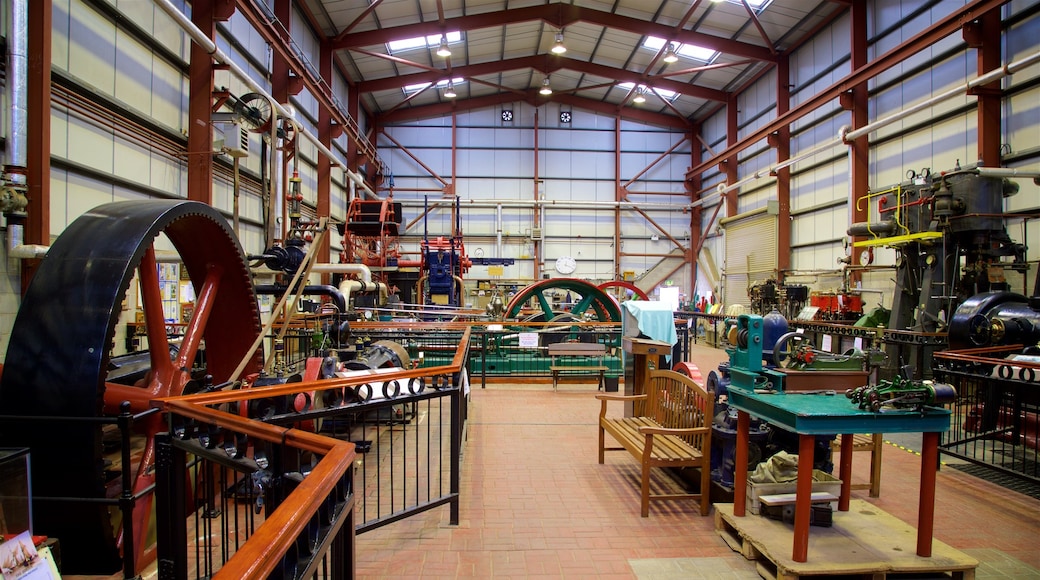 Markham Grange Steam Museum che include oggetti d\'epoca e vista interna