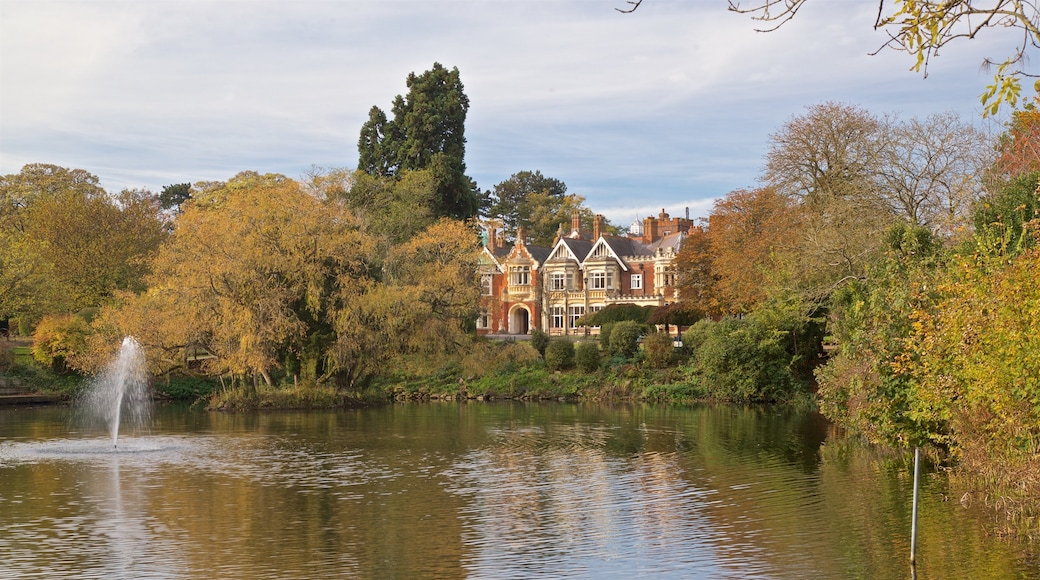 Bletchley Park som visar en damm, ett hus och en fontän