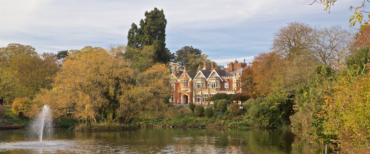 Bletchley Park que incluye una casa, un estanque y una fuente