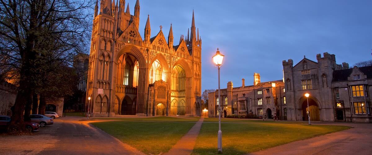 Peterborough Cathedral som inkluderar nattliv, en park och historisk arkitektur