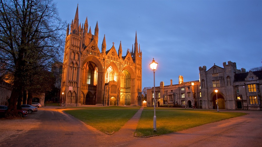 Peterborough Cathedral che include paesaggio notturno, chiesa o cattedrale e architettura d\'epoca