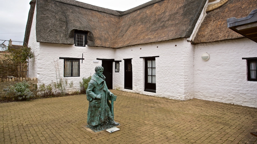 John Clare Cottage montrant maison et statue ou sculpture