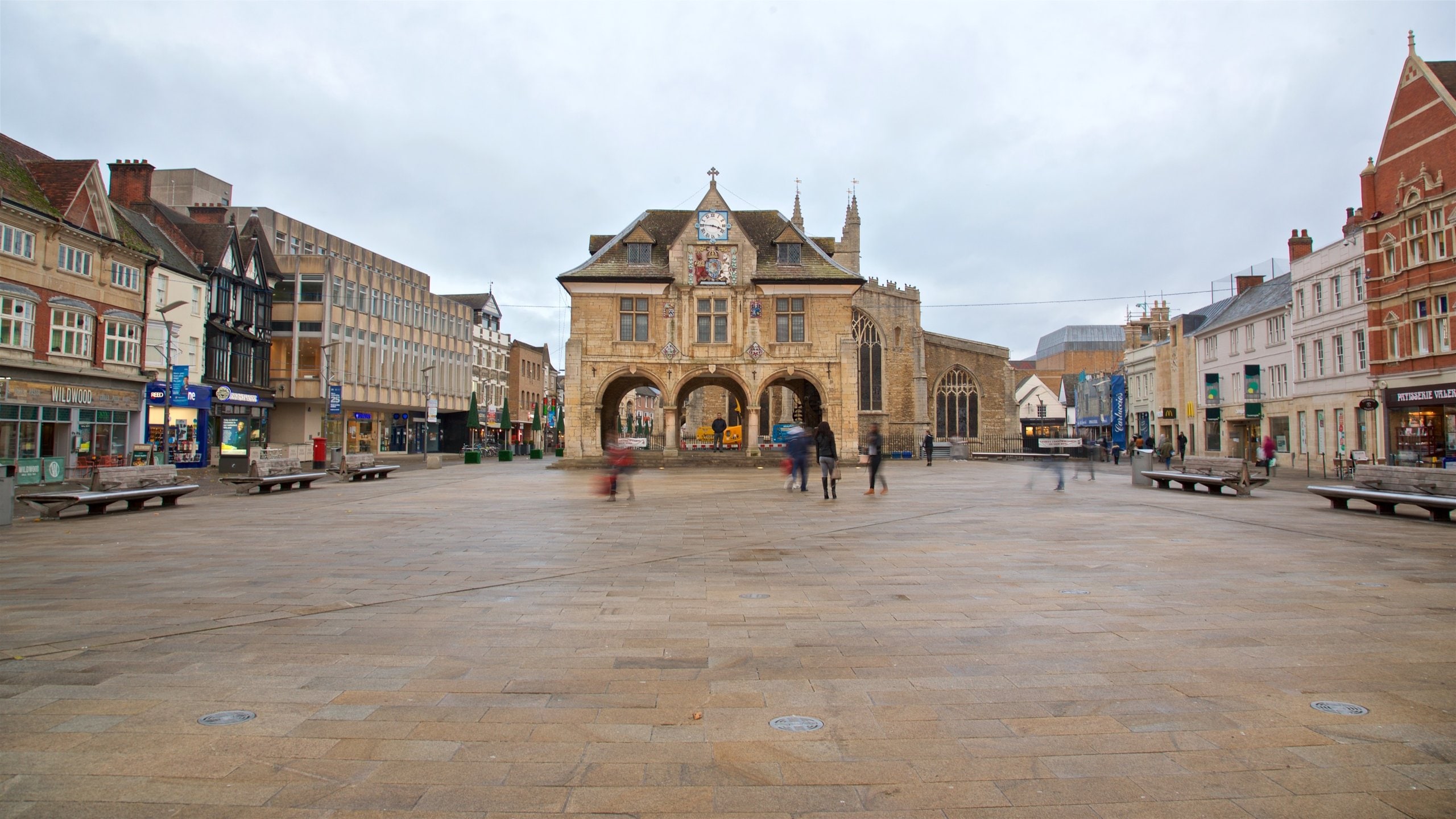 Peterborough mostrando elementos del patrimonio y un parque o plaza