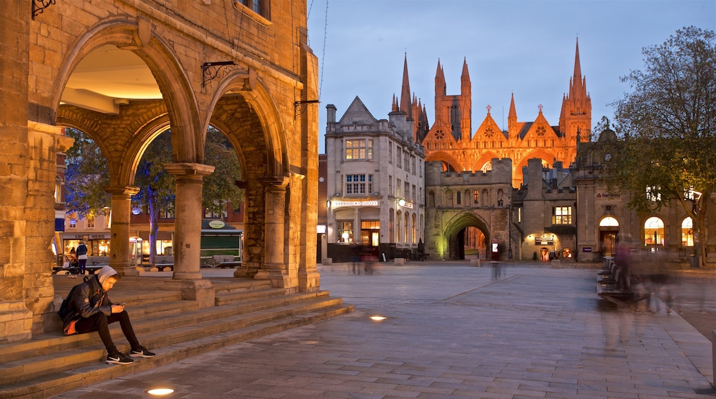 Peterborough caracterizando cenas noturnas, cenas de rua e elementos de patrimônio