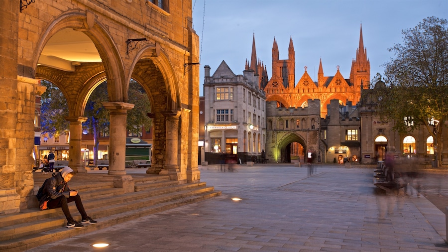 Peterborough có tính năng di sản, cảnh đường phố và cảnh đêm