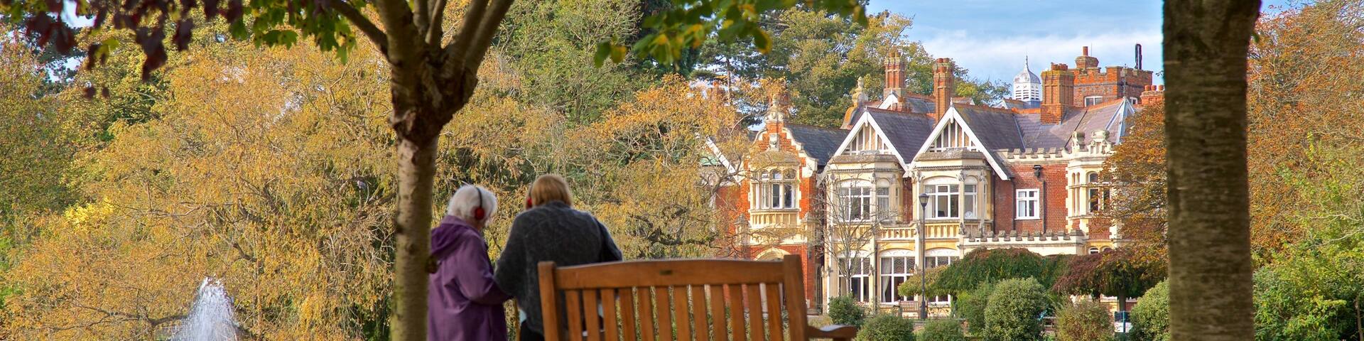 Bletchley Park mettant en vedette parc et mare aussi bien que couple