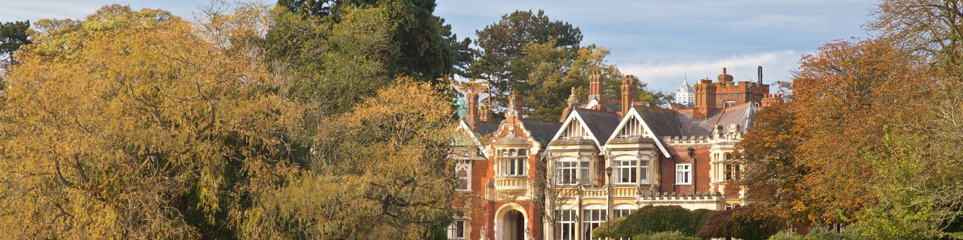 Bletchley Park montrant maison et mare