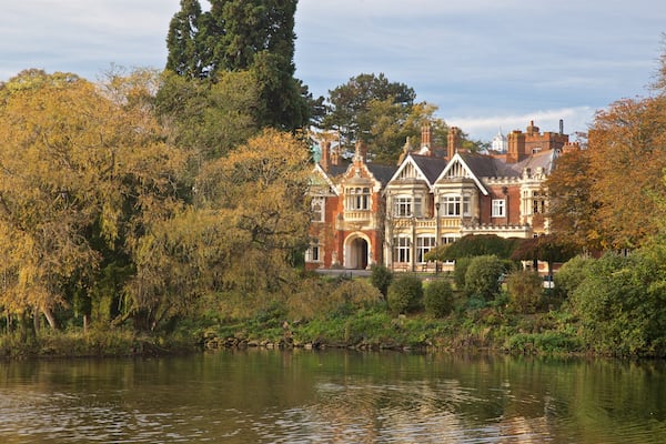 Bletchley Park montrant maison et mare