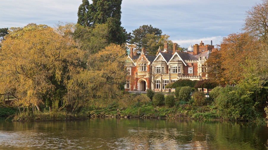 Bletchley Park toont een huis en een vijver
