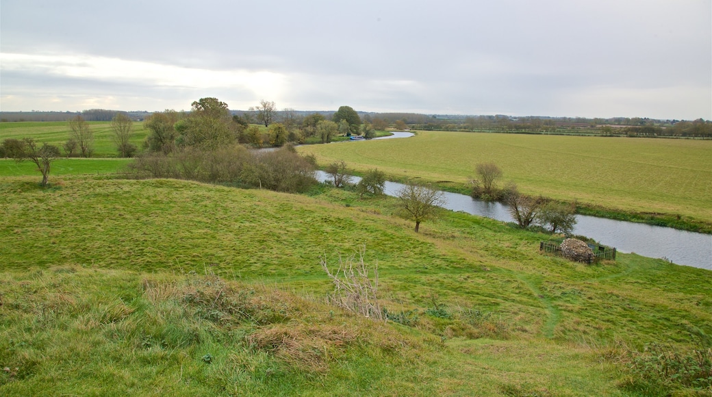 Castelo de Fotheringhay que inclui um rio ou córrego, cenas tranquilas e paisagem