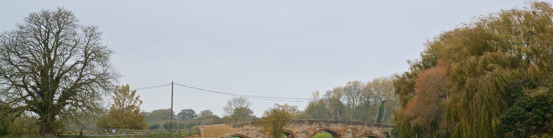 Château de Fotheringhay montrant pont et rivière ou ruisseau