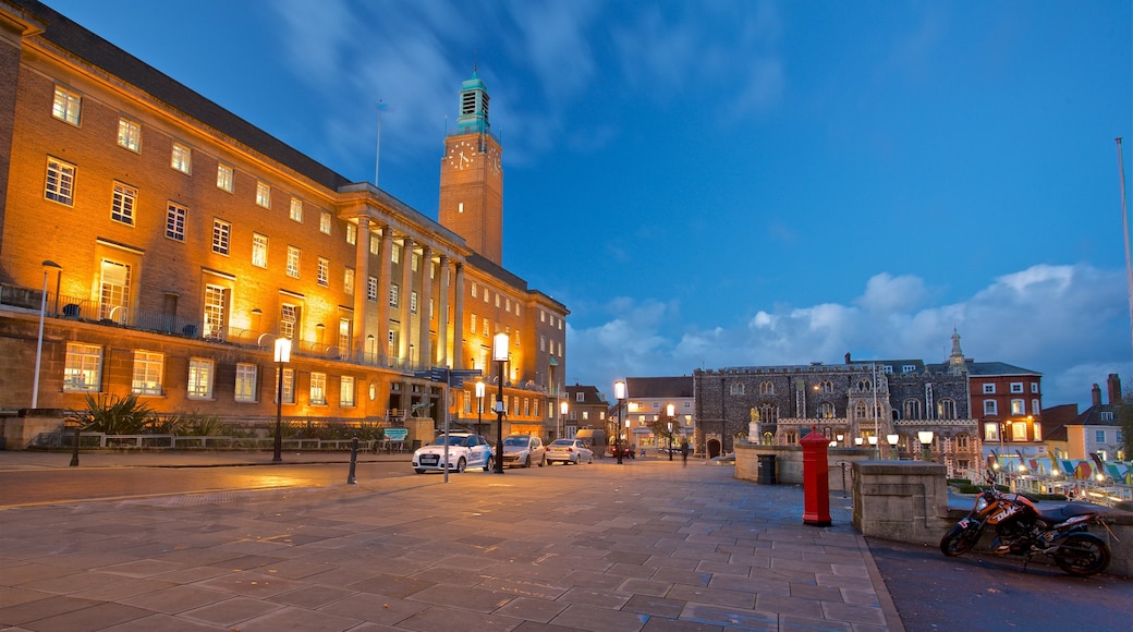 Norwich City Hall ofreciendo escenas nocturnas y patrimonio de arquitectura