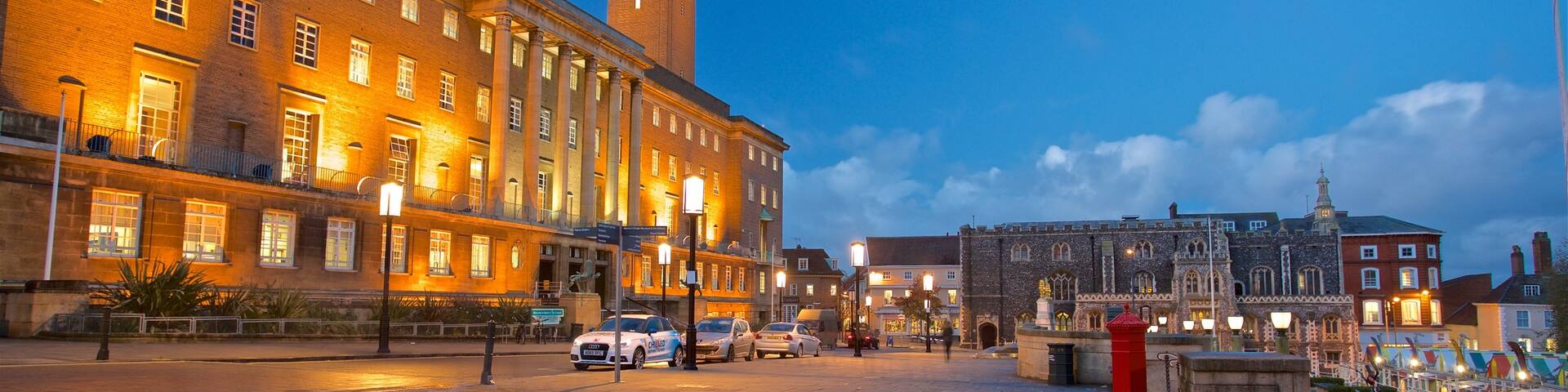 Hôtel de ville de Norwich mettant en vedette scènes de nuit et patrimoine architectural
