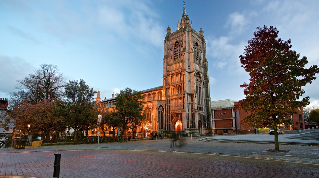 St Peter Mancroft som inkluderar historisk arkitektur och nattliv