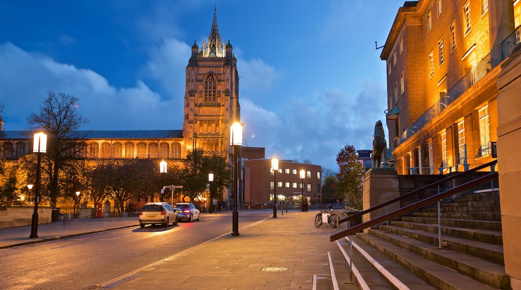 St Peter Mancroft que incluye escenas nocturnas y patrimonio de arquitectura
