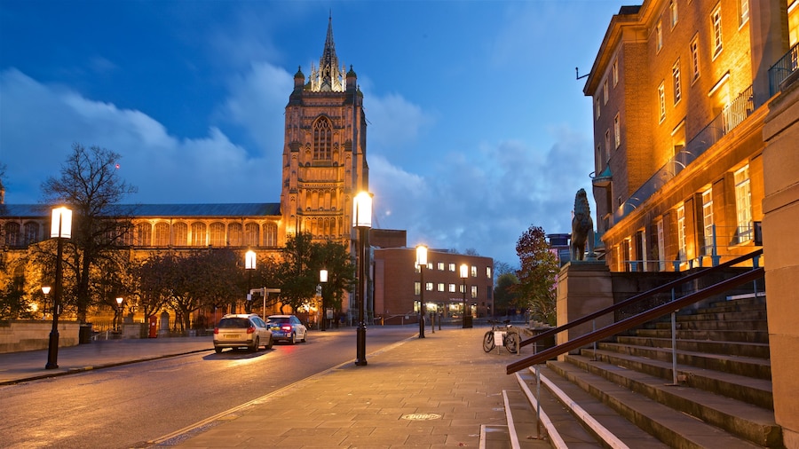 St Peter Mancroft inclusief nachtleven en historische architectuur