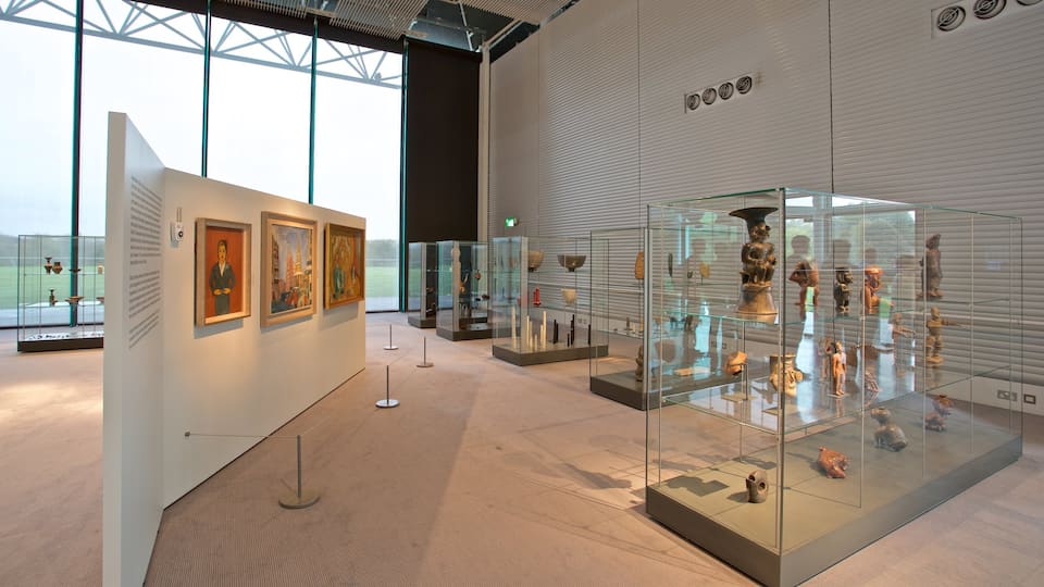 Sainsbury Centre for the Visual Arts que incluye vistas de interior y arte