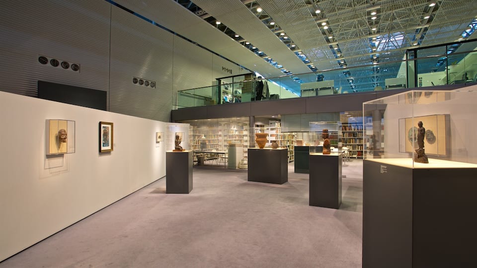 Sainsbury Centre for the Visual Arts mostrando vistas de interior y arte