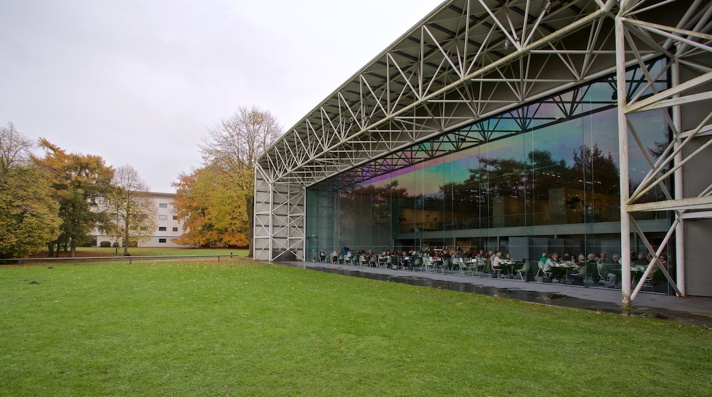 Sainsbury Centre for the Visual Arts que incluye arquitectura moderna y un parque y también un pequeño grupo de personas