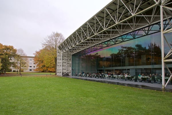Sainsbury Centre for the Visual Arts mit einem moderne Architektur und Garten sowie kleine Menschengruppe