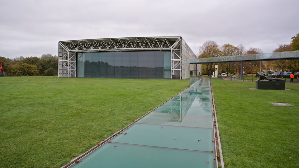 Sainsbury Centre for the Visual Arts ofreciendo arquitectura moderna y un jardín