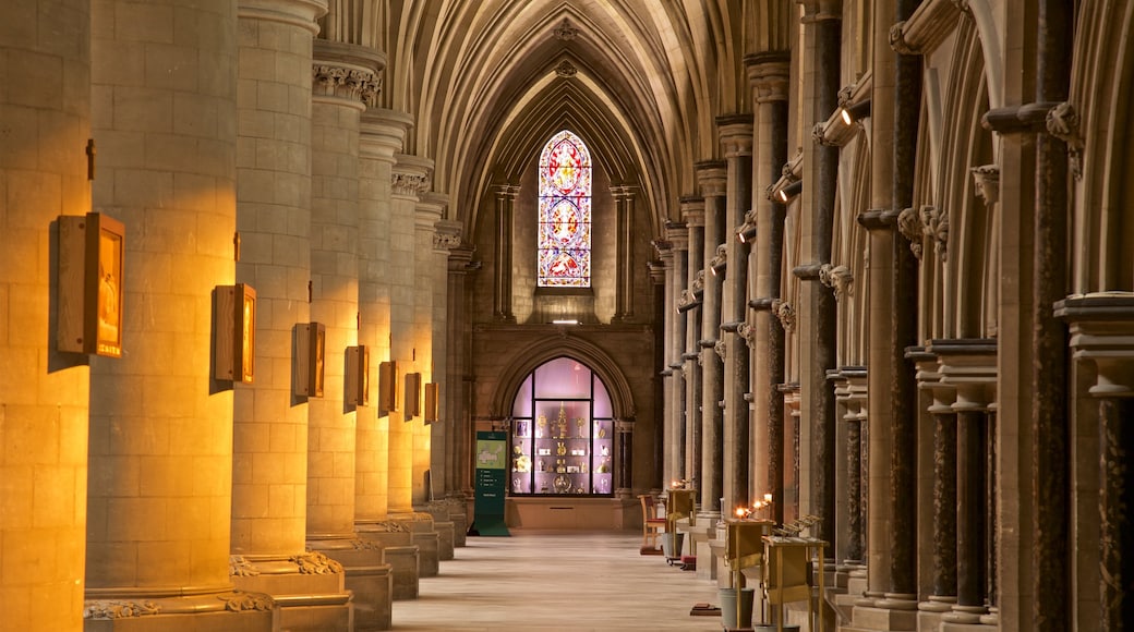 Saint John the Baptist som inkluderar historiska element, en kyrka eller katedral och interiörer