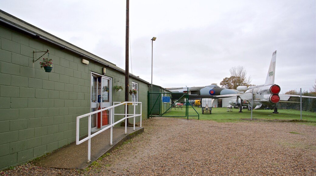 City of Norwich Aviation Museum mettant en vedette avion et articles militaires