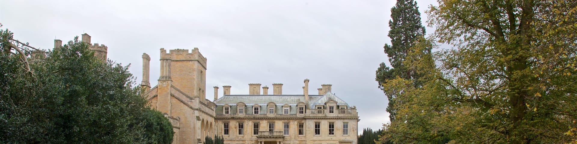 Elton Hall & Gardens welches beinhaltet Geschichtliches, HerbstblÀtter und Burg
