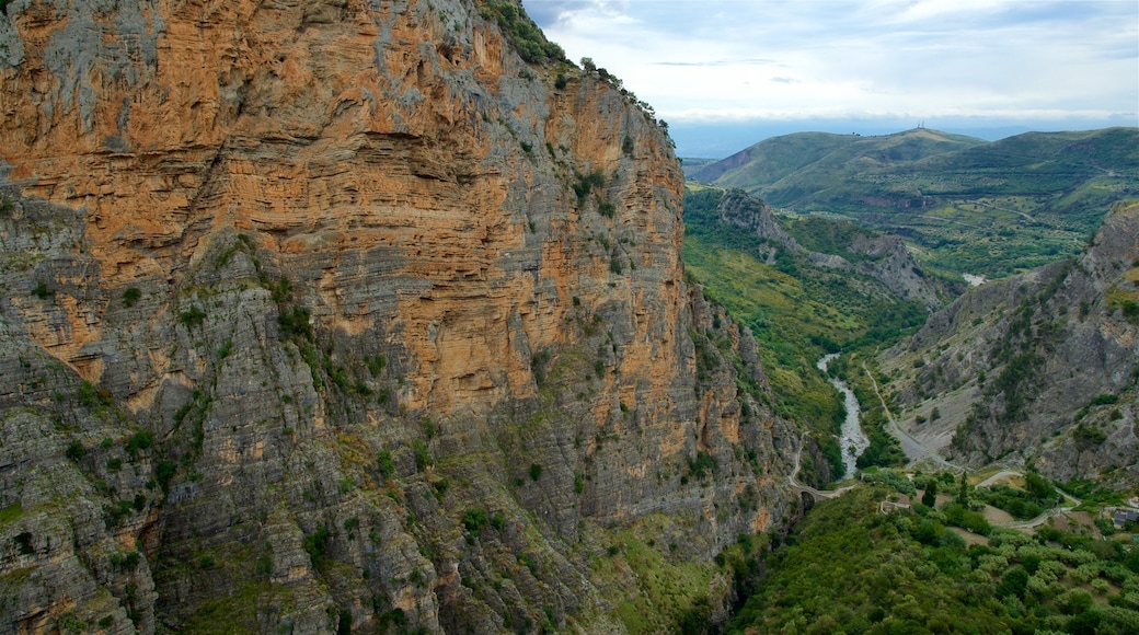 Civita mostrando vista panorámica, escenas tranquilas y una garganta o cañón