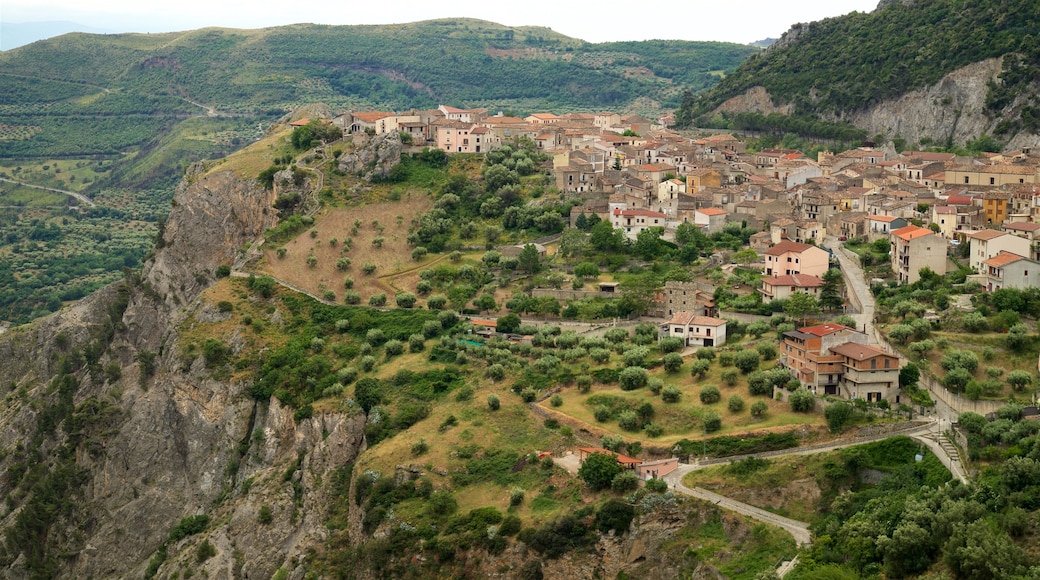 Civita ofreciendo vista panorámica, escenas tranquilas y una pequeña ciudad o aldea