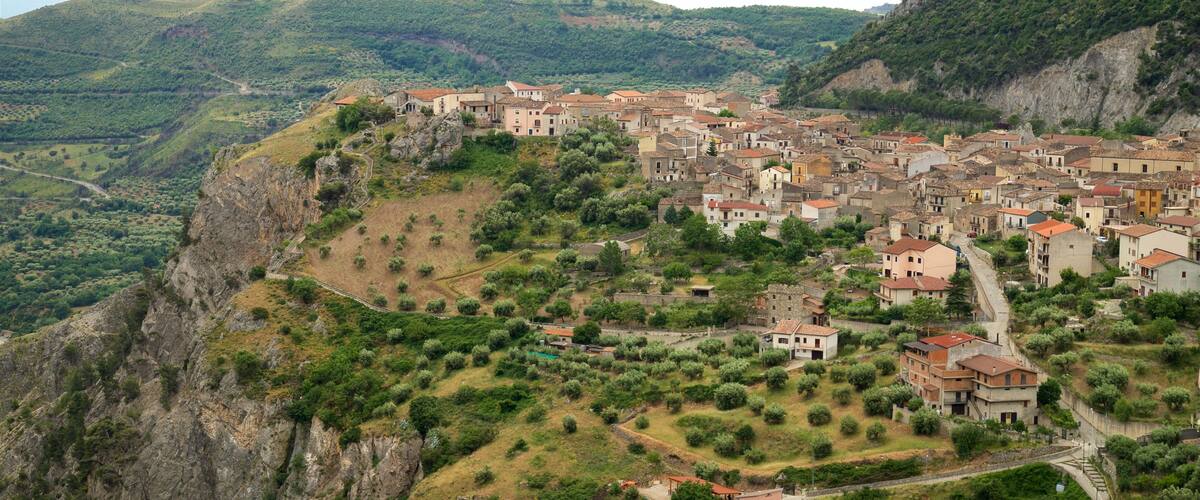 Civita som visar en liten stad eller by, stillsam natur och landskap