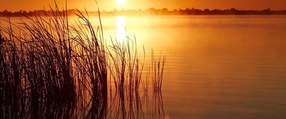 Swan Hill caracterizando um pôr do sol e pântano