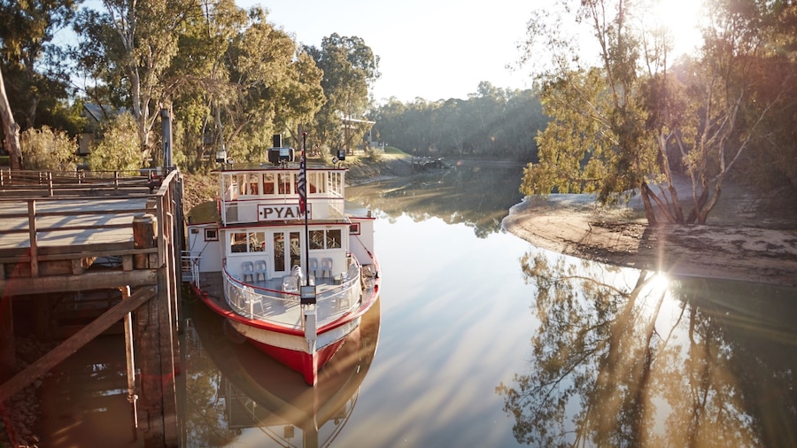 Swan Hill que incluye un río o arroyo y un atardecer