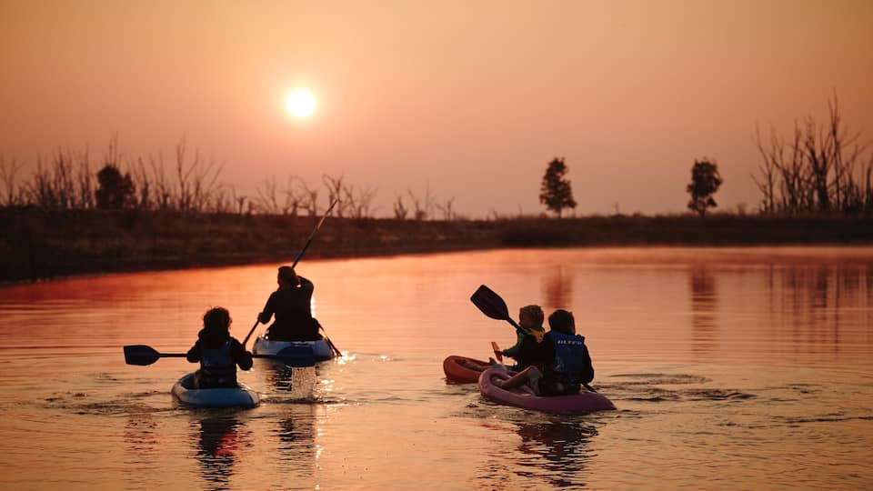 Benalla que incluye kayak o canoa, una puesta de sol y un río o arroyo